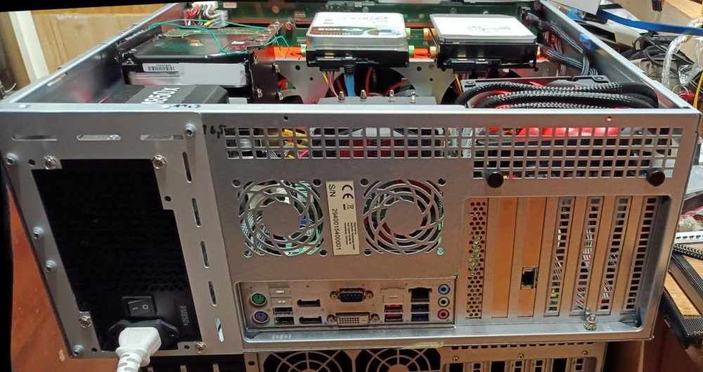 P1-ATX-PSU-Eingebaut-Aussen.JPG