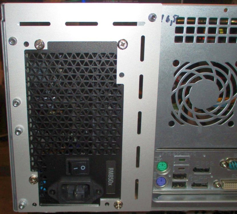 P2-ATX-PSU-Eingebaut-Aussen.JPG