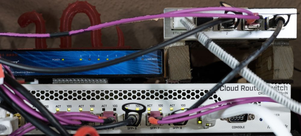 SchreibtischSwitche.thumb.jpg.da6c51f736e73712d132eca85821ca4f.jpg