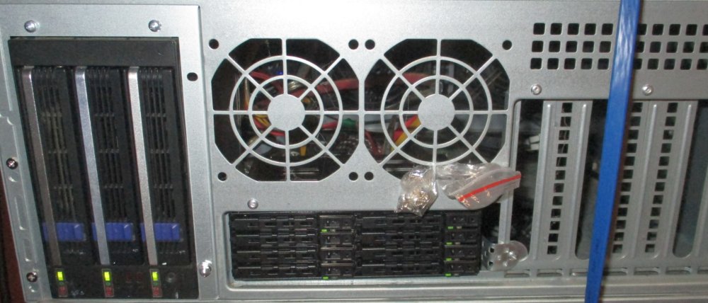 2021-03-02_SAS_SATA-SSD-8Slot_Wechselrahmen-04-FHD.jpg