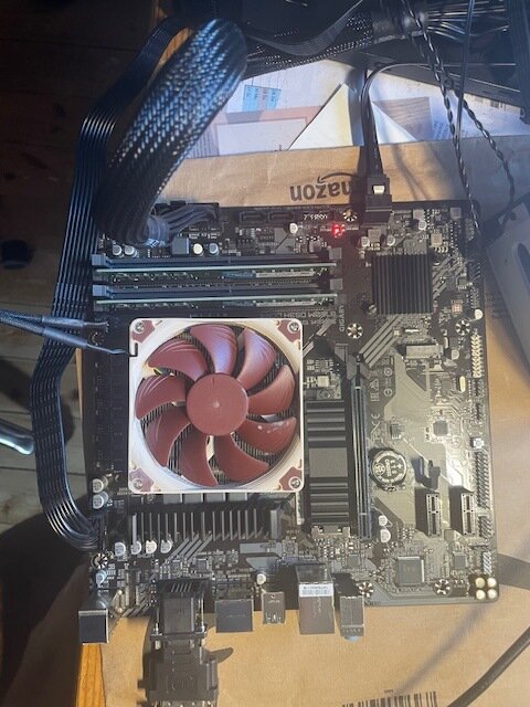 Rote CPU-LED mit CPU Fan.jpg